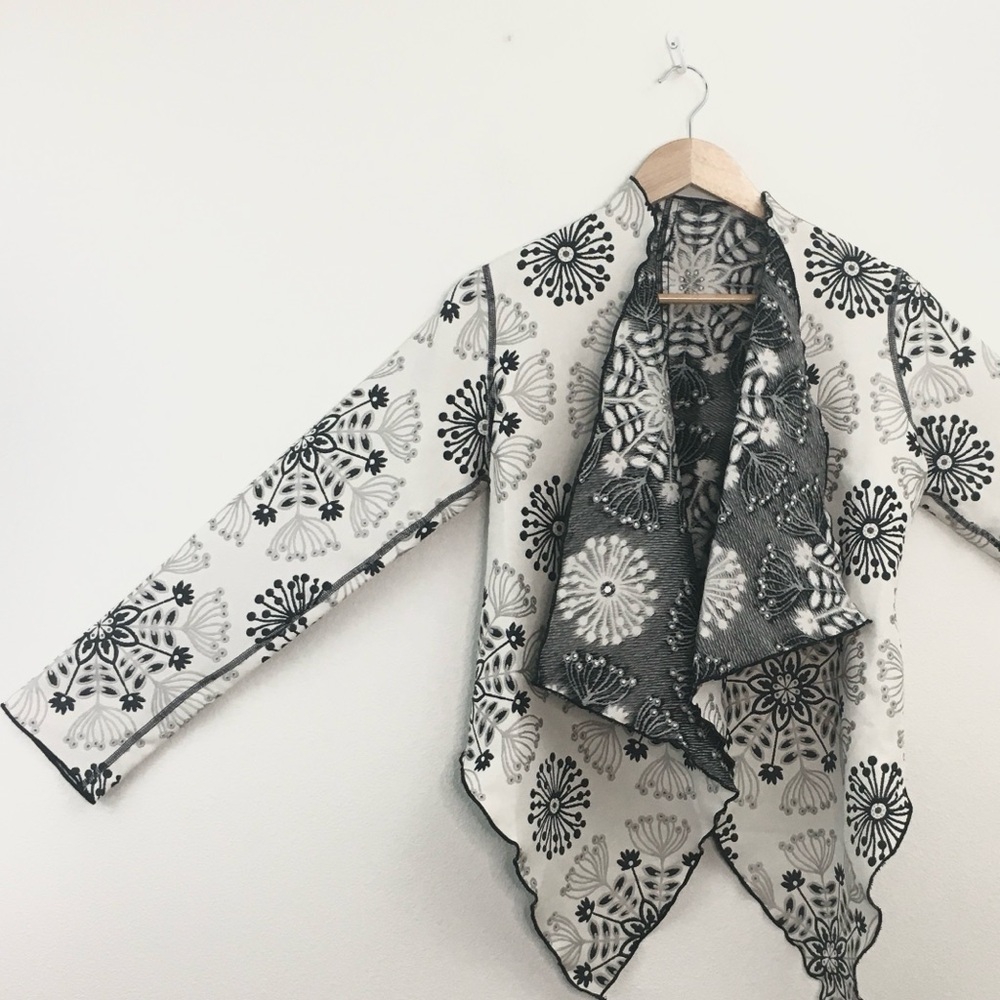 Chic Jacket With Bold Pattern & Open Front - image 1